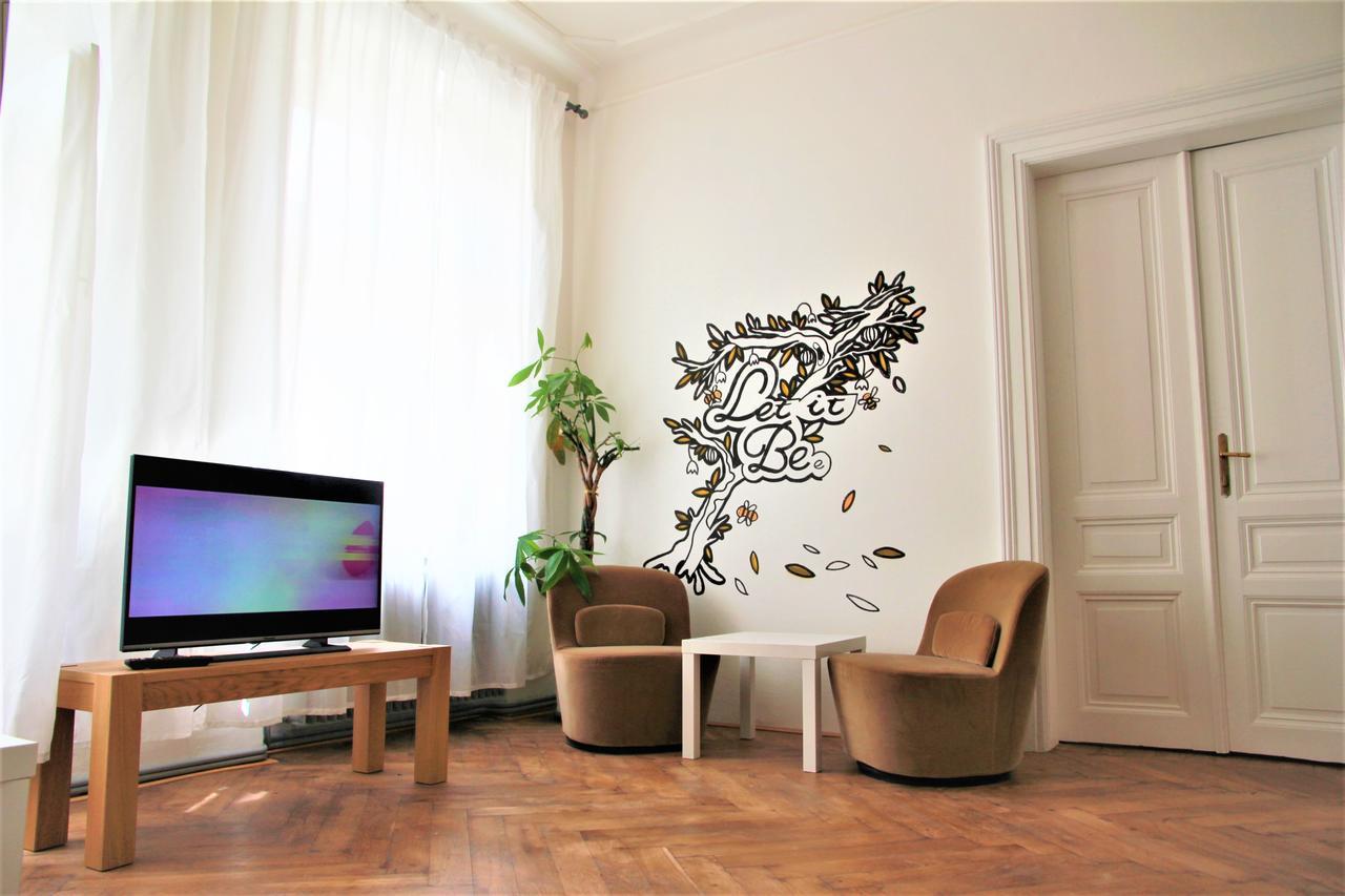 The Republic Garden Hostel Прага Екстериор снимка