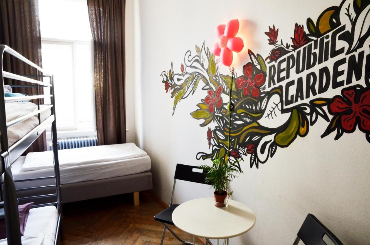 The Republic Garden Hostel Прага Екстериор снимка