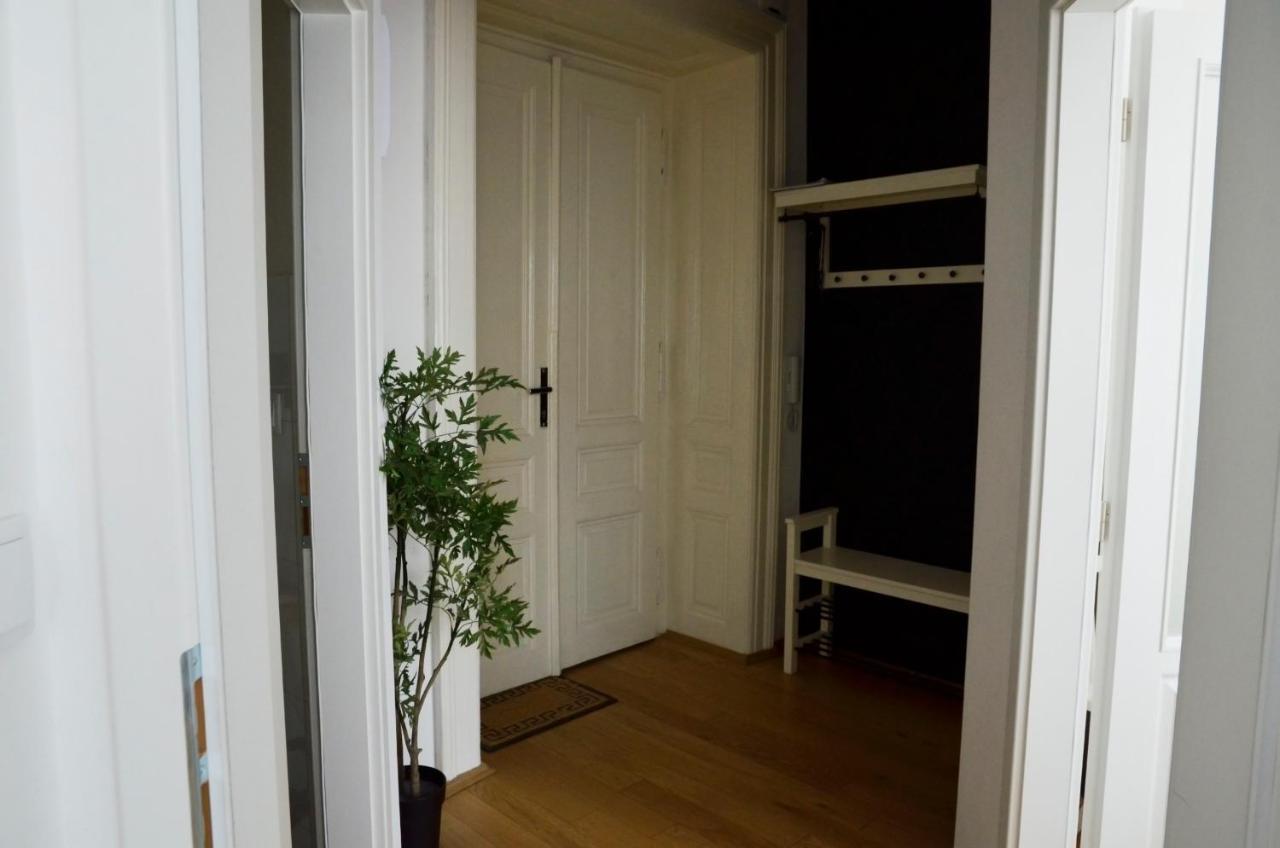 The Republic Garden Hostel Прага Екстериор снимка