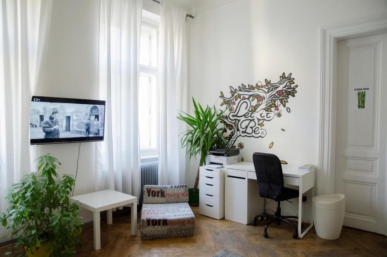 The Republic Garden Hostel Прага Екстериор снимка