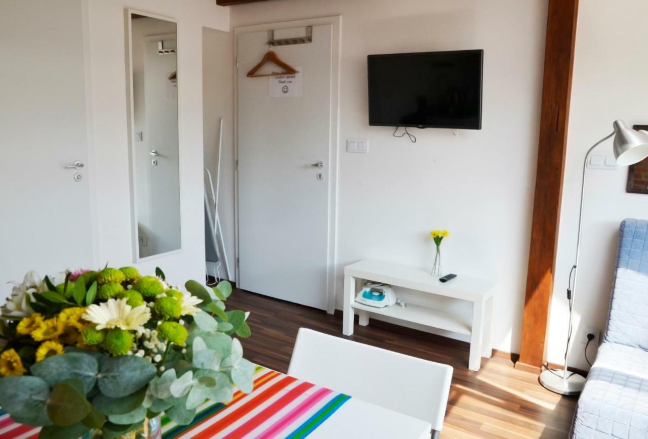 The Republic Garden Hostel Прага Екстериор снимка